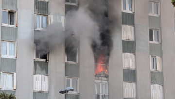 Paris yakınlarında bir apartmanda çıkan yangında 25 kişi yaralandı