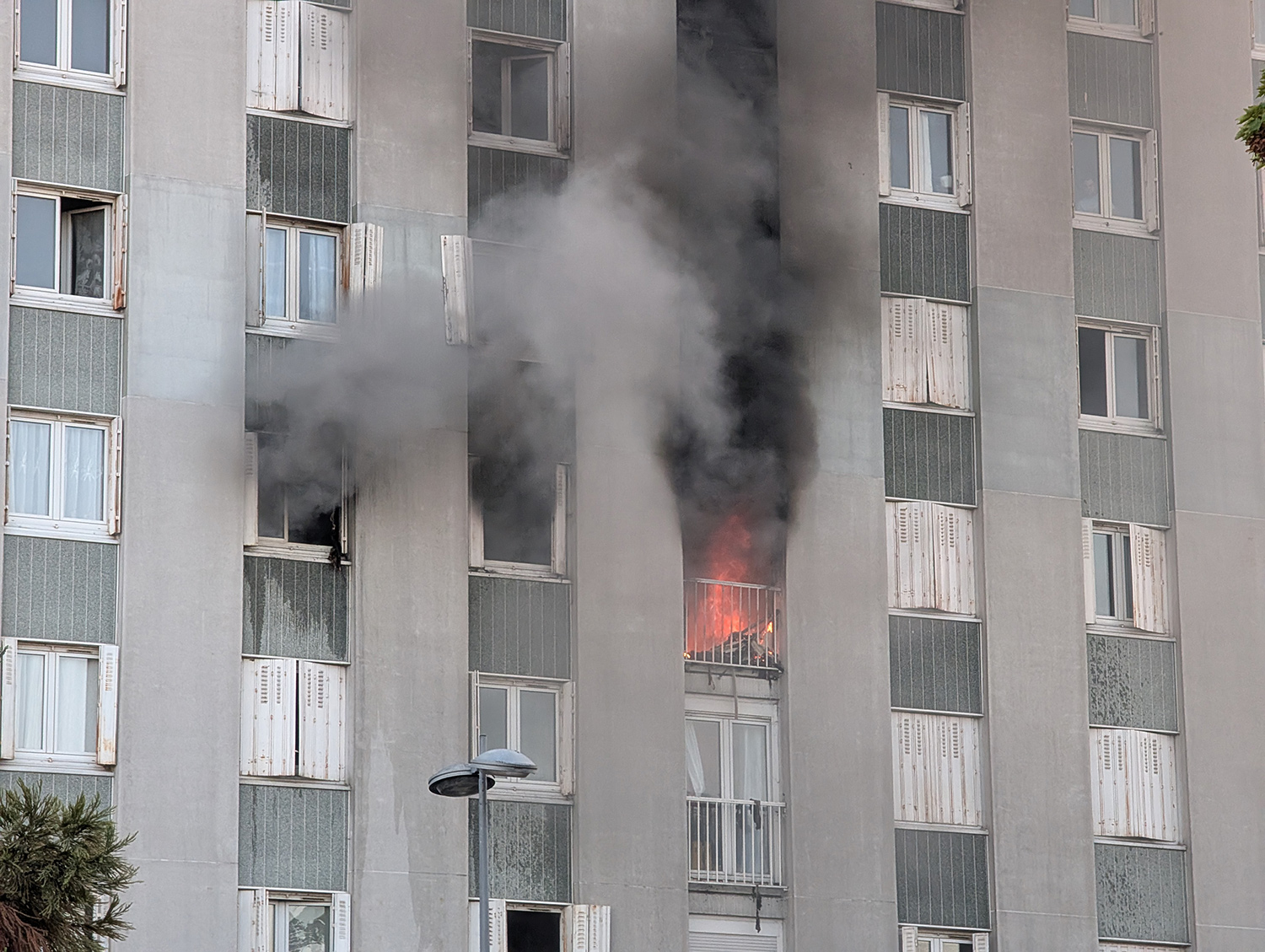 Paris yakınlarında bir apartmanda çıkan yangında 25 kişi yaralandı