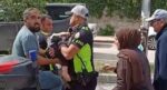 Polis, bilinci kapanan bebeği motosikletle hastaneye yetiştirdi