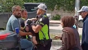 Polis, bilinci kapanan bebeği motosikletle hastaneye yetiştirdi