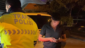Polisin üzerine araç sürdü, “dava açarım” diyerek tehdit etti
