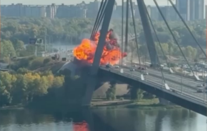 Rusya Kiev’de köprüleri vurmaya devam ediyor