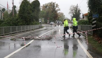 Sağanak yağış köprüyü vurdu: Çökme tehlikesi nedeniyle trafiğe kapatıldı