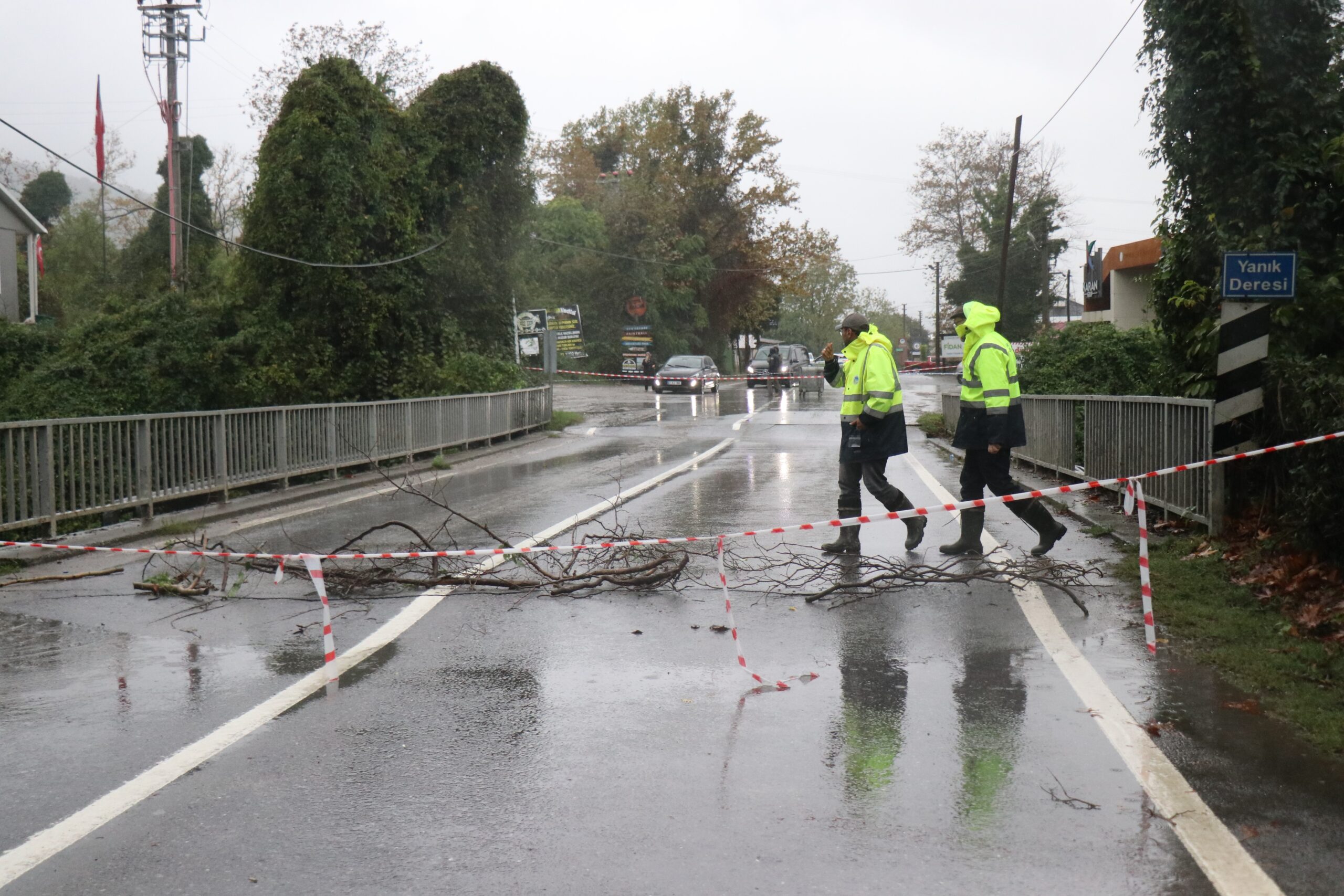 Sağanak yağış köprüyü vurdu: Çökme tehlikesi nedeniyle trafiğe kapatıldı
