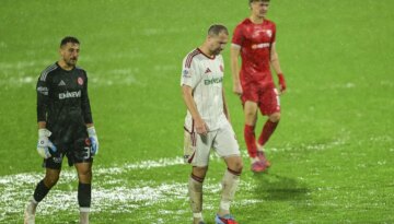 Saha göle döndü, hakem maçı erteledi