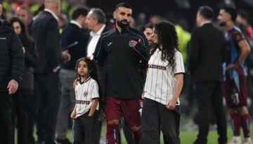 Salahgiller maç sonu galibiyet kutlamalarına katıldılar