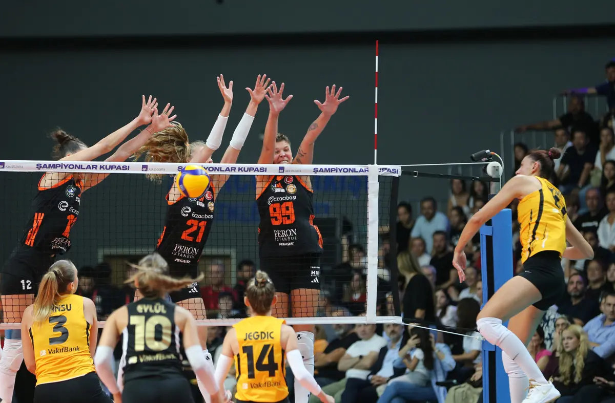 Şampiyonlar Kupası VakıfBank’ın oldu. Eczacıbaşı’nı 5 sette yenerek sezona kupa ile girdi