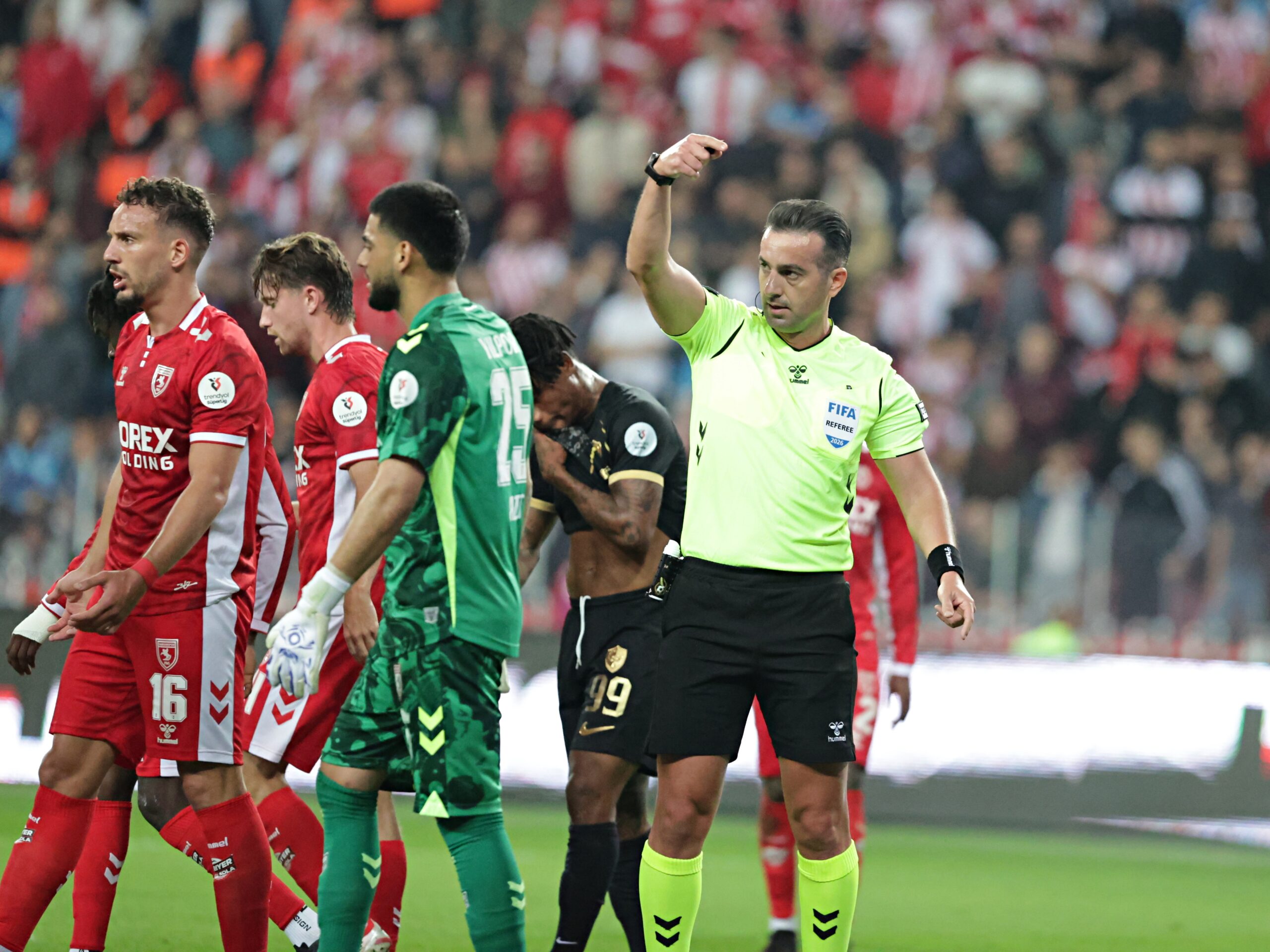 Samsunspor’dan tepki ve sert açıklama. “Futbol adına kara gece”