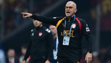 Saraloğlu. “Kırmızı karttan önce faul vardı. Hakem çok isteksizdi.”