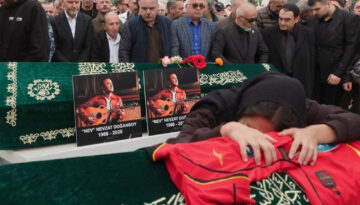 Şarkıcı Nev son yolculuğuna uğurlandı. Tabutu başında gözyaşları sel oldu