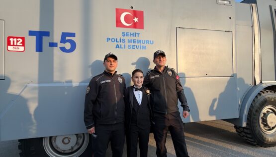 Şehit oğluna anlamlı hediye. Babasının adının verildiği TOMA sünnet arabası oldu