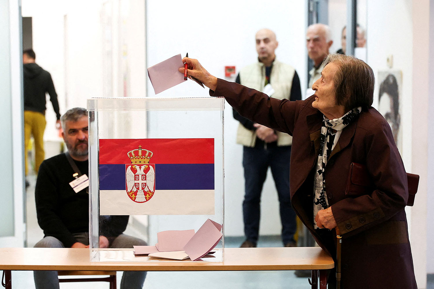 Sırbistan erken genel seçim için sandık başında