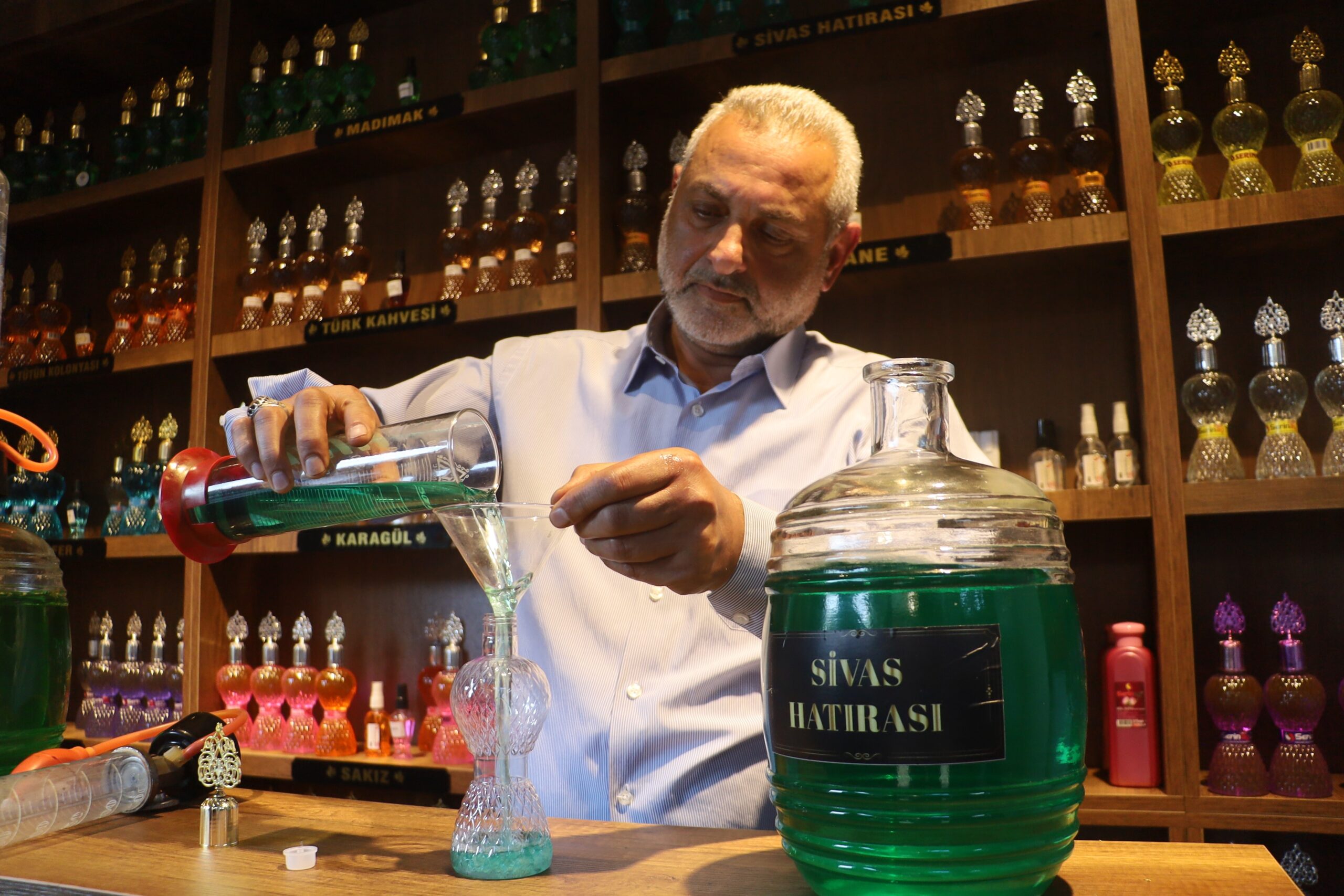 Sivas’ın kokusunu şişeye doldurdu. Hikayesini duyan kaleye gidiyor