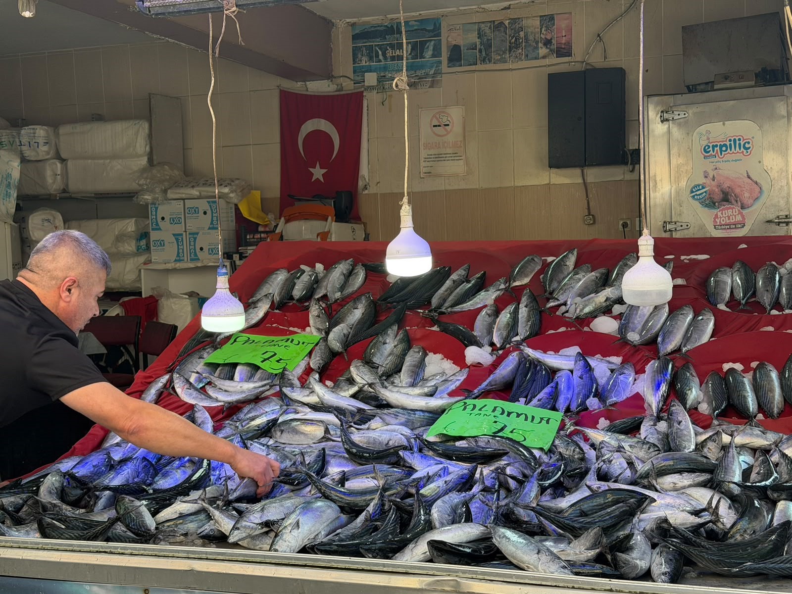 Tezgahlar bereketli. Fiyatı düştü, yüzler güldü