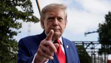 Trump, protestoların sürdüğü Fransa’nın göçmenlerce “ele geçirildiğini” savundu