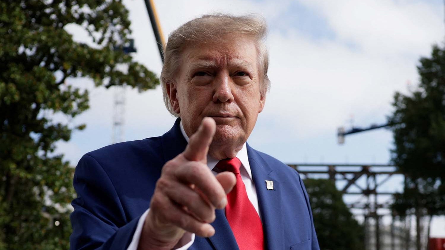 Trump, protestoların sürdüğü Fransa’nın göçmenlerce “ele geçirildiğini” savundu