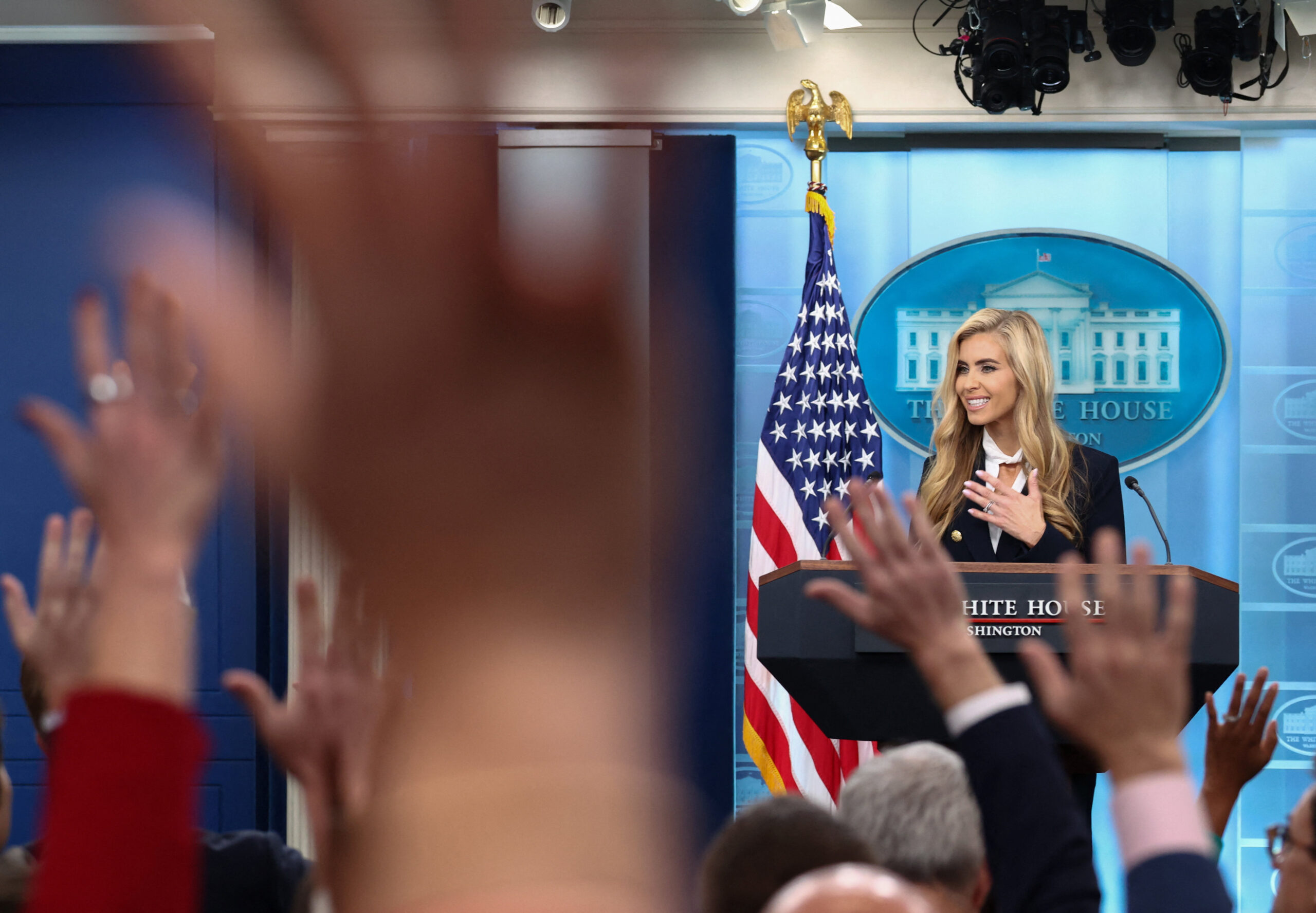 Trump’ın yeni sözcüsüyle ilgili tartışmalar sürüyor. “Avukatım” demişti, baro kaydı bulunamadı