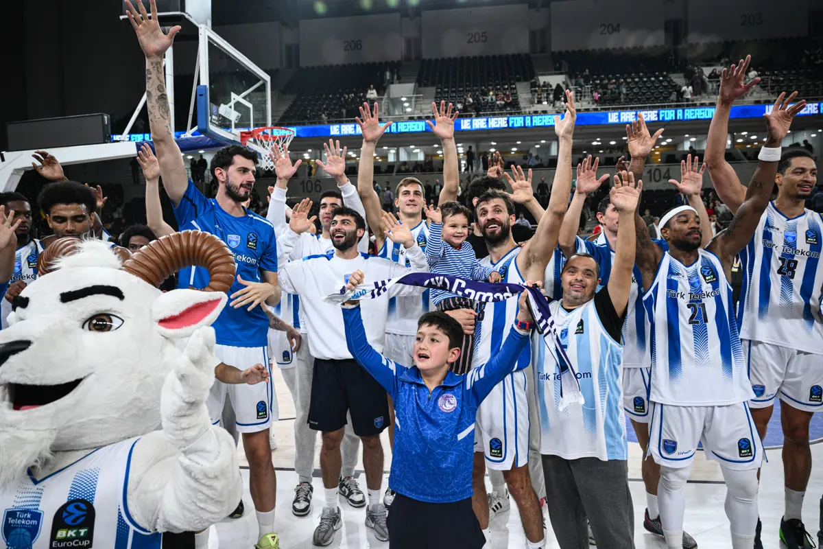 Türk Telekom, Roma’yı son çeyrekte yaktı. Galatasaray kötü başladı. Yukatel Denizli’den tarihi sonuç